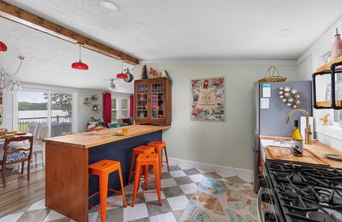 Albion Haus | Wonderland: Waterfront + Game Room + Dog Friendly