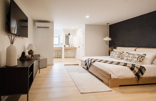 Columbia Falls Hotel | Wonderstone Hotel - Single King + Sleeper Sofa Guest Room