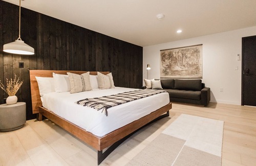 Columbia Falls Hotel | Wonderstone Hotel - Single King + Sleeper Sofa Guest Room