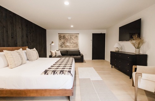 Columbia Falls Hotel | Wonderstone Hotel - Single King + Sleeper Sofa Guest Room