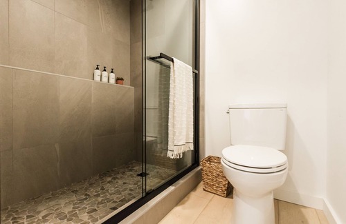 Columbia Falls Hotel | Wonderstone Hotel - Single King + Sleeper Sofa Guest Room