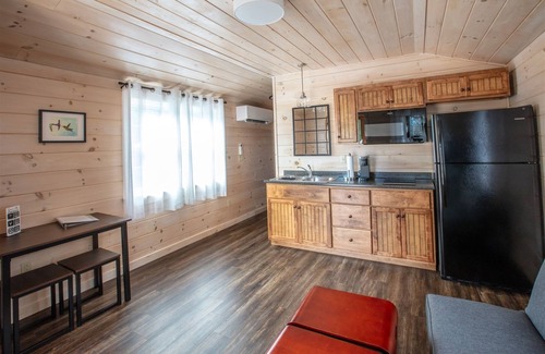 North Sebago Kabine | WOOD THRUSH - RESORT WITH 12 PROPERTIES. NATURAL POND FOR SWIMMING. CAFE ON SITE