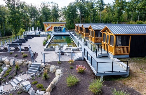 North Sebago Kabine | WOOD THRUSH - RESORT WITH 12 PROPERTIES. NATURAL POND FOR SWIMMING. CAFE ON SITE