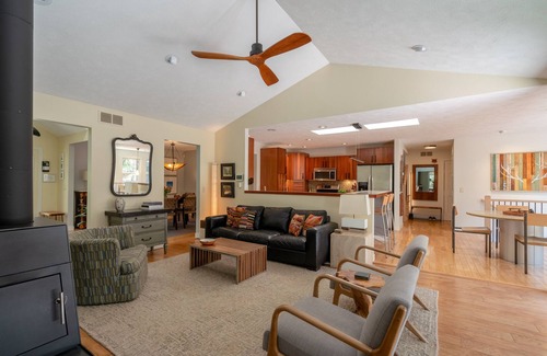 Fennville Haus | Wald Retreat - Schritte zum See - In der Nähe der Stadt