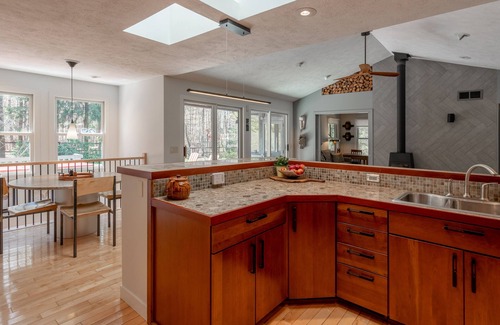 Fennville Haus | Wald Retreat - Schritte zum See - In der Nähe der Stadt