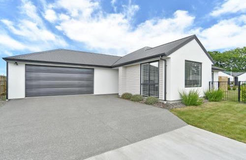 Woodend Haus | Woodend Getaway Haven - Christchurch Holiday Homes