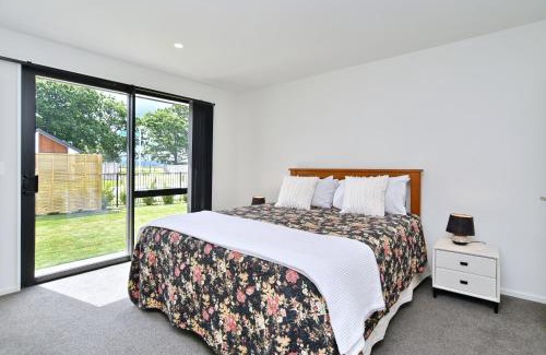 Woodend Haus | Woodend Getaway Haven - Christchurch Holiday Homes