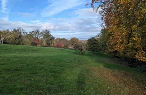 Leckhampton Wohnung | Woodland Cabin - Cotswold Way - Logs & Dogs