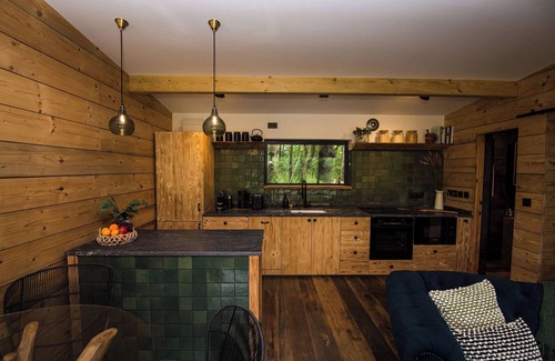 Burythorpe Kabine | Secluded Yorkshire Cabin with Private Lake, Sauna & Fire Pit