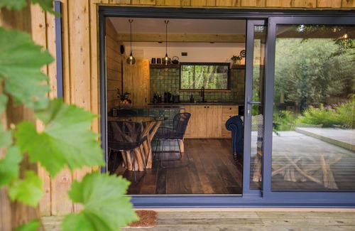 Burythorpe Kabine | Secluded Yorkshire Cabin with Private Lake, Sauna & Fire Pit