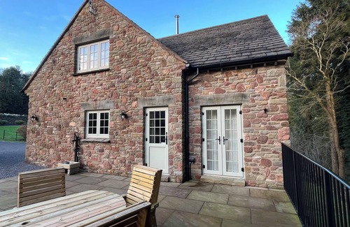 Coleford Hütte | Woodland edge retreat, with wood burning stove.