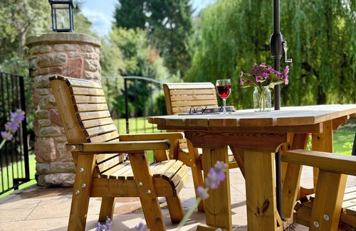 Coleford Hütte | Woodland edge retreat, with wood burning stove.