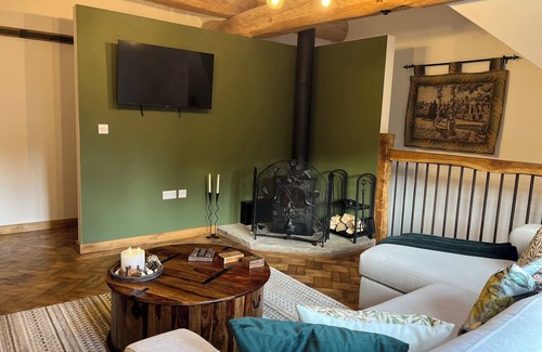 Coleford Hütte | Woodland edge retreat, with wood burning stove.