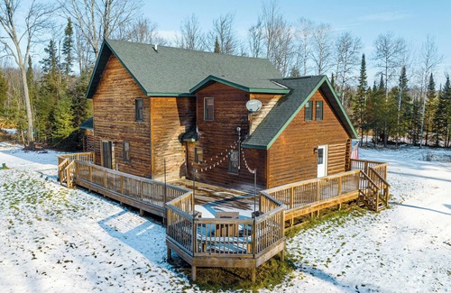 Pelkie Haus | Woodland Haven: Serene Log Retreat with Sauna