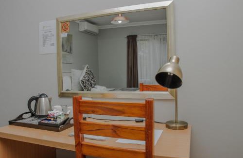 Kempton Park Haus | Woodpecker's Inn Guest House