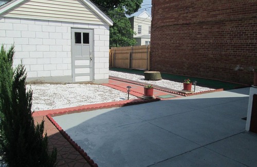 Queens Haus | Woodside, Queens Neu renoviertes, geräumiges Haus mit 2 Schlafzimmern, einfacher Zugang zu Manhattan