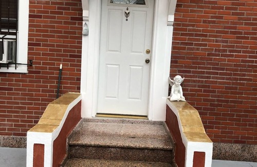 Queens Haus | Woodside, Queens Neu renoviertes, geräumiges Haus mit 2 Schlafzimmern, einfacher Zugang zu Manhattan