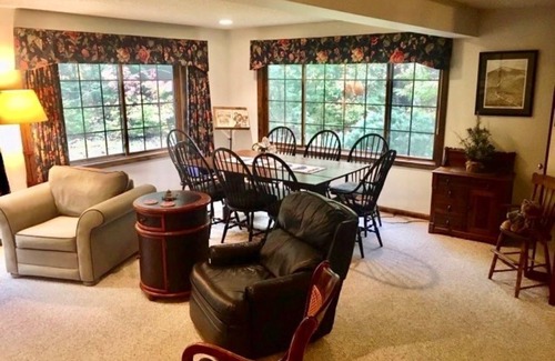 Carrabassett Valley Haus | Woody Creek On-Mountain Ski House - 6 Schlafzimmer, Schlafmöglichkeiten für 12, Whirlpool, Billardtisch