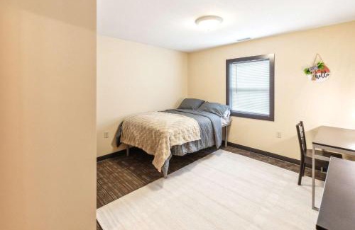 Ontario Wohnung | Work Relax Repeat in a Bright and Spacious Stay