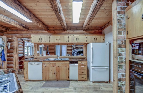 St. George Kabine | Working Ranch Cabin Getaway with Pool and Spa