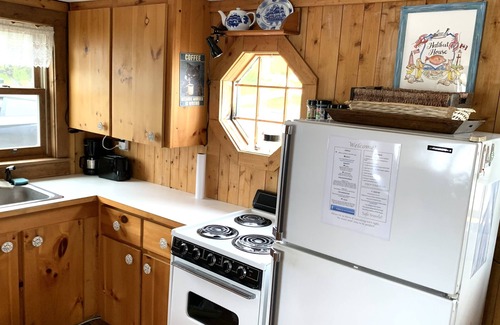 Lubec Hütte | World’s highest tides! Pet friendly, bay front cottage with huge fenced yard.