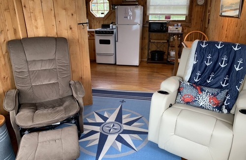 Lubec Hütte | World’s highest tides! Pet friendly, bay front cottage with huge fenced yard.