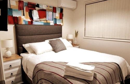 Worrigee Haus | Worrigee House 3 mins walk to shops with Free Parking, Wi-Fi, AC