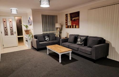 Worrigee Haus | Worrigee House 3 mins walk to shops with Free Parking, Wi-Fi, AC