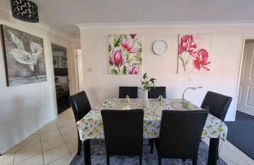 Worrigee Haus | Worrigee House 3 mins walk to shops with Free Parking, Wi-Fi, AC