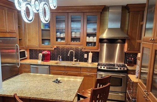 Wrigleyville Eigentumswohnung | Wrigley 2 bedroom 2 bath with free parking & yard!