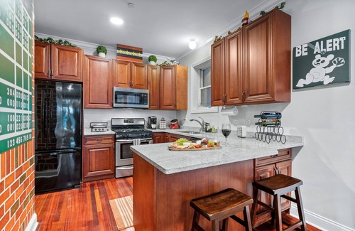 Wrigleyville Wohnung | Wrigley Field Views & Cubs Vibes – Stay Across the Street!