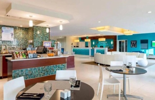 Colliers Bay Eigentumswohnung | Wyndham Reef Resort Beachfront 2B/2B Villa with 2 Twin Murphy Beds