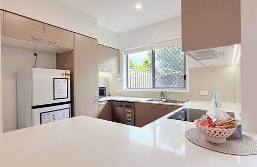 Wynnum West Haus | Wynnum West Oasis Retreat 5 Beds villa