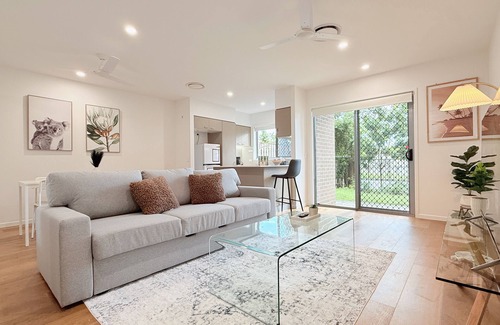 Wynnum West Haus | Wynnum West Oasis Retreat 5 Beds villa
