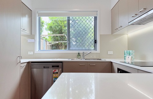 Wynnum West Haus | Wynnum West Oasis Retreat 5 Beds villa