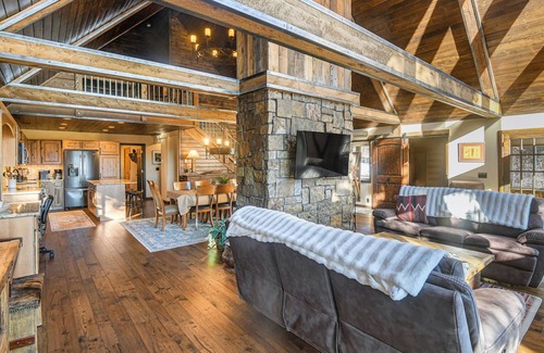 Star Valley Ranch Kabine | Wyoming Cabin w/ Hot Tub & Mountain-View Deck