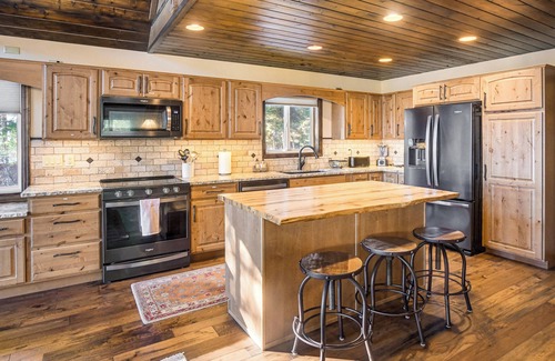 Star Valley Ranch Kabine | Wyoming Cabin w/ Hot Tub & Mountain-View Deck