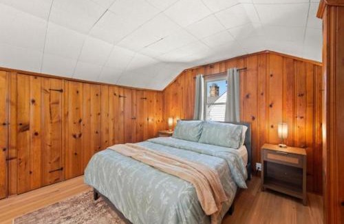 Euclid Haus | X 3BR Home Bright and Open In Euclid Near Cleveland