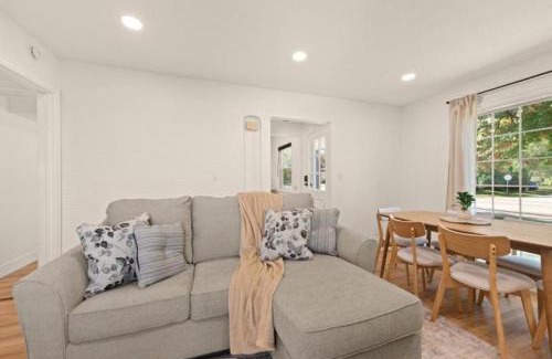 Euclid Haus | X 3BR Home Bright and Open In Euclid Near Cleveland