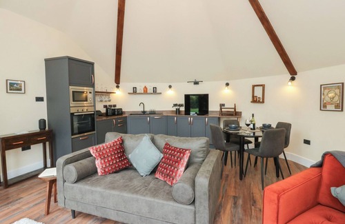 Cribyn Hütte | Y CWLWM - THE CELTIC KNOT, pet friendly, with a garden in Lampeter