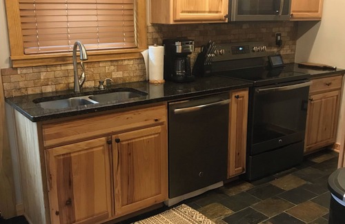 Arlington Kabine | Yadkin River Lodge-cozy stay on the bluffs overlooking the Yadkin River.