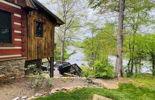 Arlington Kabine | Yadkin River Lodge-cozy stay on the bluffs overlooking the Yadkin River.