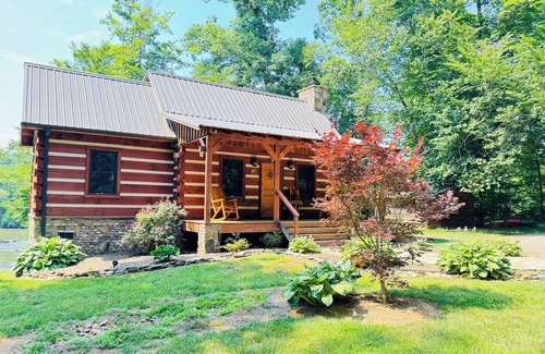 Arlington Kabine | Yadkin River Lodge-cozy stay on the bluffs overlooking the Yadkin River.