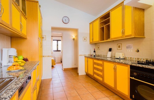 Vale de Centianes Villa | Gelbe Blume: Charmante Villa mit Pool