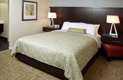 Sunnyvale Resort | You Found it! FOUR Comfortable 1BR Suites, Outdoor Swimming Pool, Pets Allowed!