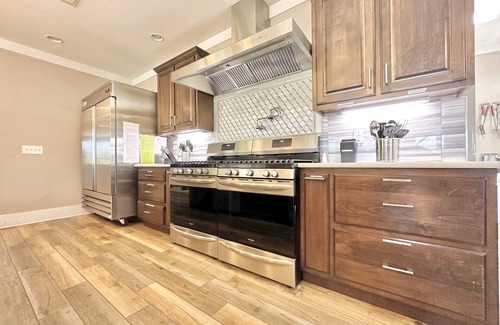 Cedar Bluff Haus | Das einzigartige Giant Lake Front Home bietet Platz für 40 Personen in Betten und Futons ....