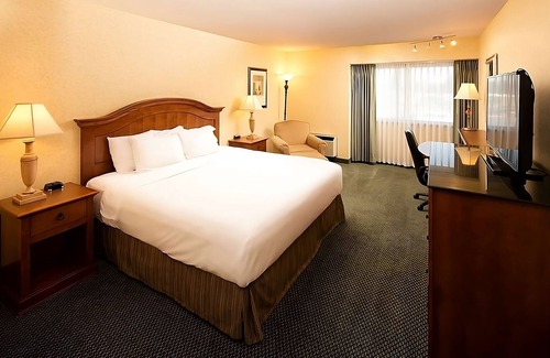 Wenatchee Hotel | Your Comfort Zone: Relax and Recharge with 24/7 Front Desk Service!