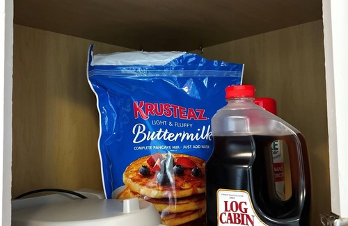 Lakeview Haus | Your Cozy Getaway: Near It All - Waffles too!