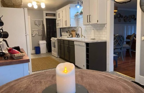 Sheridan Hütte | Cheerful Courthouse Cottage in Sheridan, WY