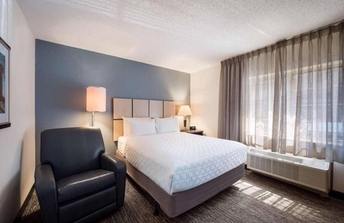 Schiller Park Hotel | Your Home Away From Home! Pet-friendly Property, Full Kitchen, Free Shuttle!